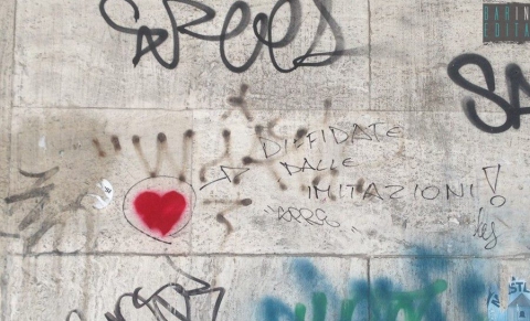 Muri, colonne, fontane: Bari invasa da cuori rossi. E' mistero sull'autore